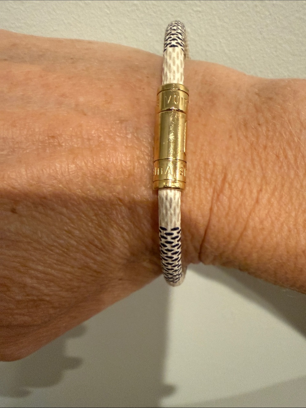 Louis Vuitton Damier Azur Keep It Bracelet - Picture 6 of 7